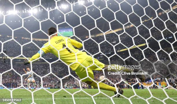 Gonzalo Montiel of Argentina scores the team's fourth and winning penalty past Hugo Lloris of France in the penalty shoot out during the FIFA World...