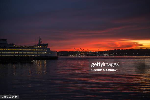 elliott bay sunset - ferry pollution stockfoto's en -beelden