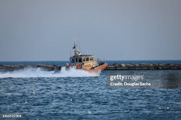 coast guard patrol boat - great lakes - commercial dock workers stock pictures, royalty-free photos & images