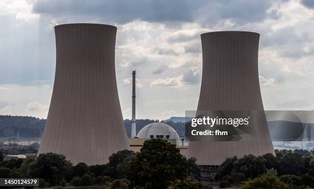 nuclear power plant with two cooling towers - tour de refroidissement photos et images de collection