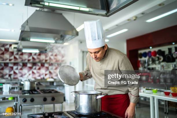 koch überprüft essen in einer großküche - chef smelling food stock-fotos und bilder