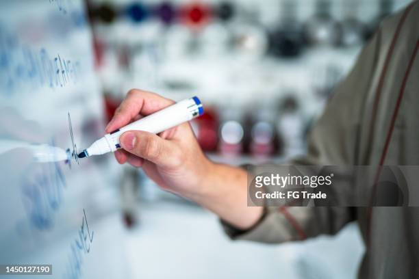 chef writting in a white board during cooking class - presentatieborden stockfoto's en -beelden