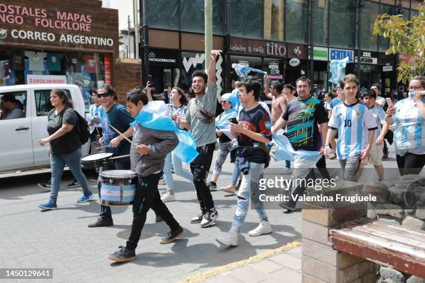 Argentina football supporters celebrate after they beat France on penalty kicks to win the World Cup Final in Qatar on December 18, 2022 in El...