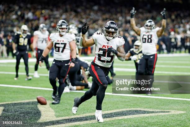 Tyler Allgeier of the Atlanta Falcons scores a touchdown during the third quarter in the game against the New Orleans Saints at Caesars Superdome on...