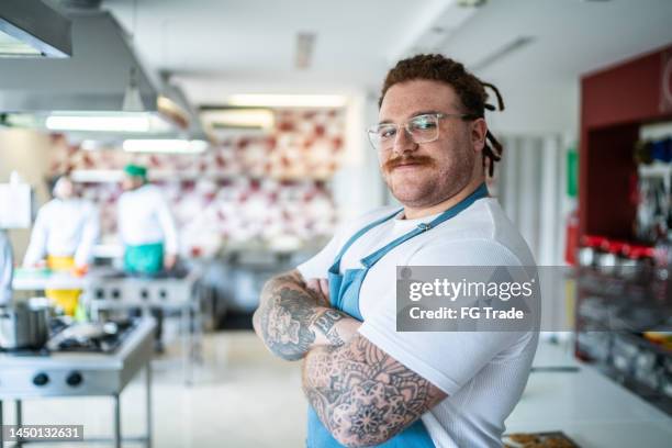 portrait of a male chef in a commercial kitchen - dreadlocks stockfoto's en -beelden