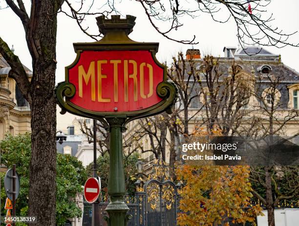 metro signpost in paris, france - paris metro sign stockfoto's en -beelden