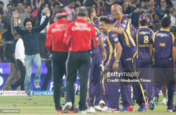Kolkata Knight Riders players celebrate their victory against Delhi Daredevils during the first qualifier of IPL 5 on May 22, 2012 in Pune, India....