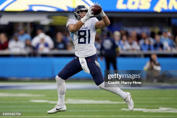 Austin Hooper of the Tennessee Titans makes a catch \d3at SoFi Stadium on December 18, 2022 in Inglewood, California.