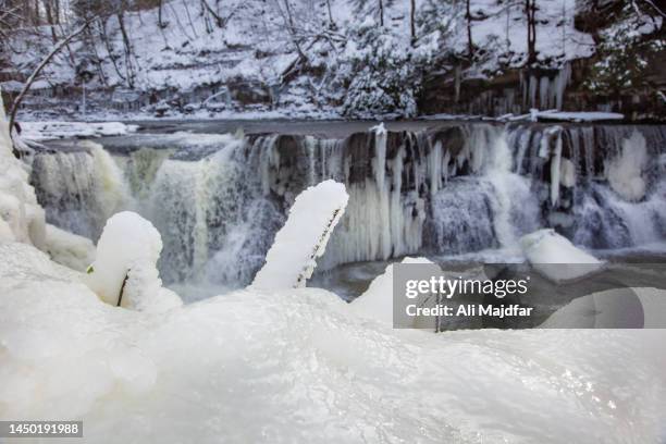 ice formation in nature - icicle macro stock pictures, royalty-free photos & images