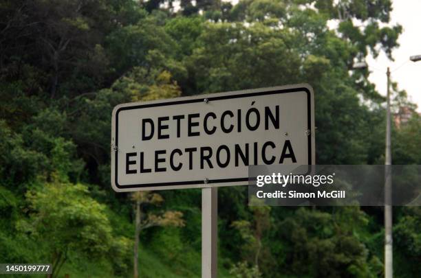 spanish-language sign stating 'detección electrónica' [electronic detection] on a city street - electrónica stock pictures, royalty-free photos & images