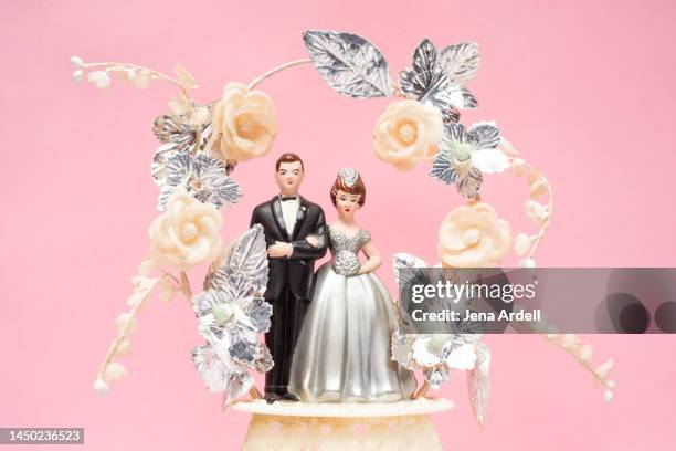 vintage wedding cake topper, wedding couple, married couple in love - hochzeitstorte stock-fotos und bilder