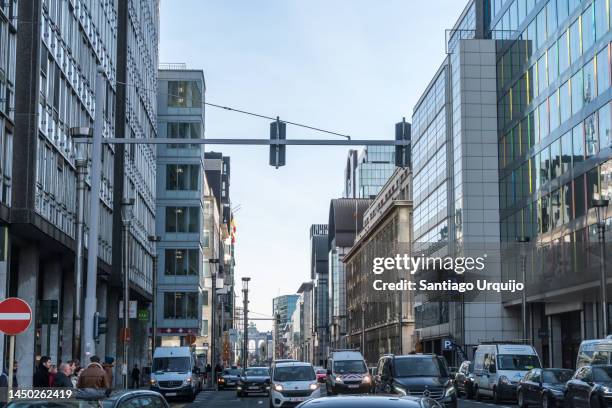 traffic in rue de la loi - road signal 個照片及圖片檔