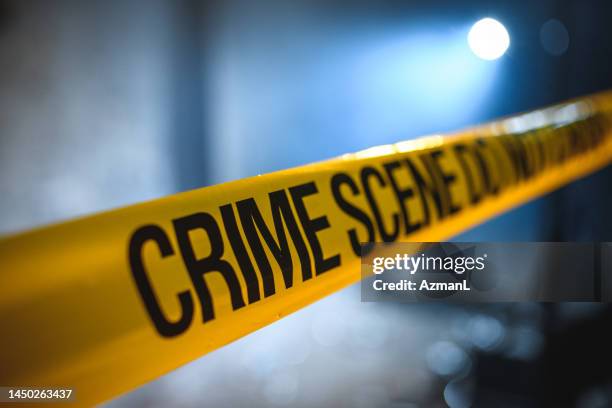 crime scene barricade tape - death photos stockfoto's en -beelden