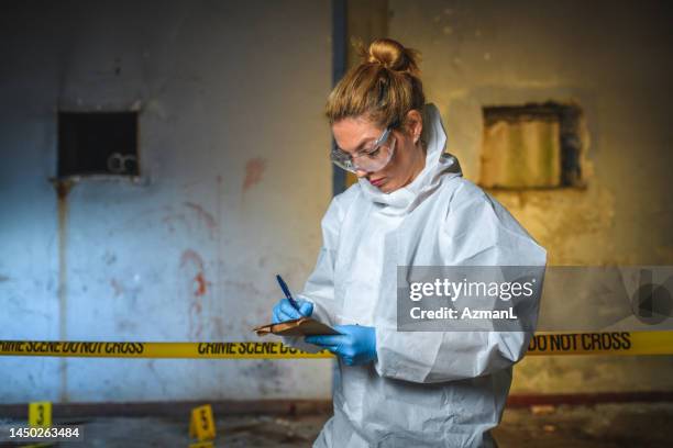 cientista forense do sexo feminino adulto médio que trabalha em uma cena de crime - criminal investigation - fotografias e filmes do acervo