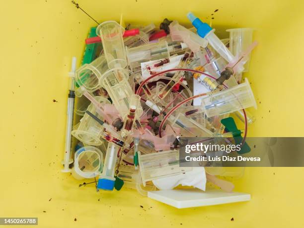 equipment in medical waste bin - sustancia con riesgo biológico fotografías e imágenes de stock