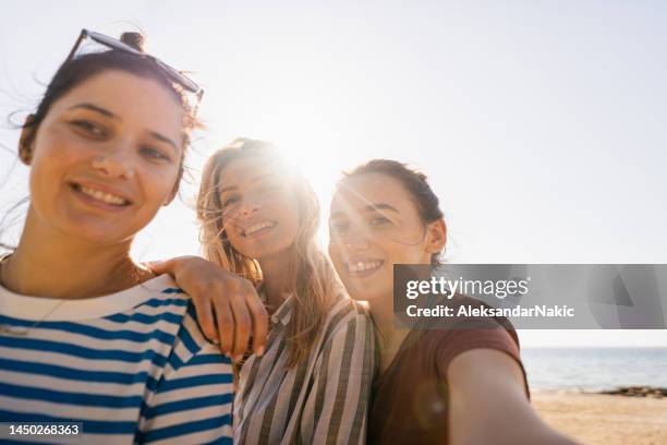 unforgettable girlfriends' beach getaway - sister stock pictures, royalty-free photos & images