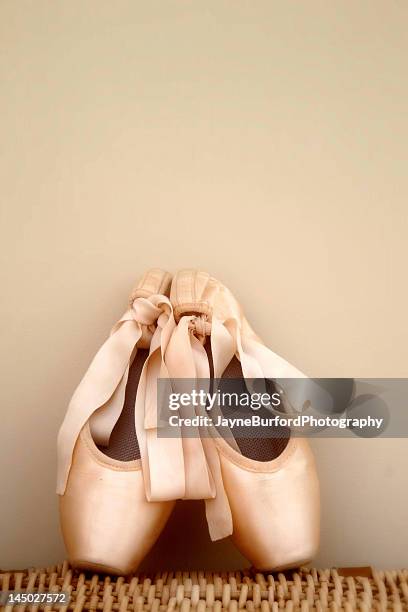 salmon pink ballet shoes - ballettschuh stock-fotos und bilder