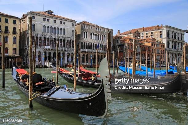 gondolas on grand canal in venice - gondola traditional boat stockfoto's en -beelden