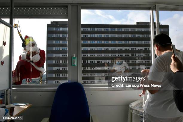 Santa Claus hangs on the facade of the Germans Trias i Pujol University Hospital to give presents to the children in the hospital, on 19 December,...