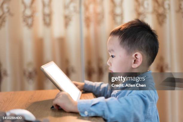 asian boy is using the pad - 活動 stock pictures, royalty-free photos & images