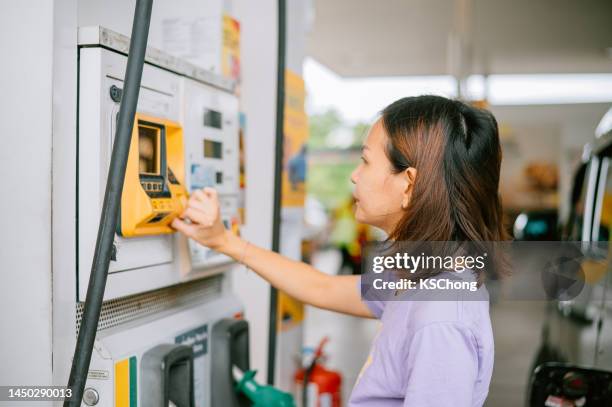 paying for gas - loyalty cards stock pictures, royalty-free photos & images