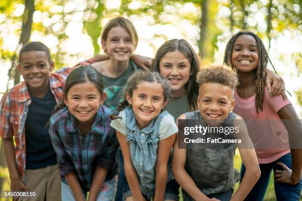 les enfants à l'extérieur - ados groupe photos et images de collection