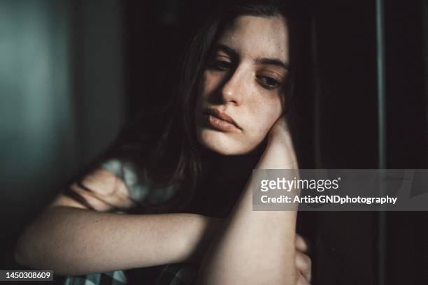depressionen korrumpieren ihren geist. - woman violence stock-fotos und bilder