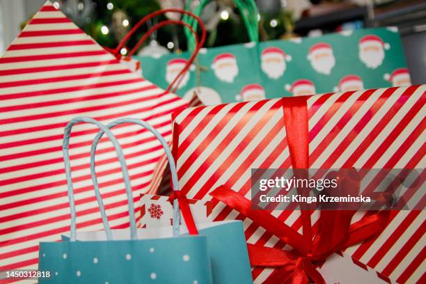 christmas gift bags - cadeautas stockfoto's en -beelden