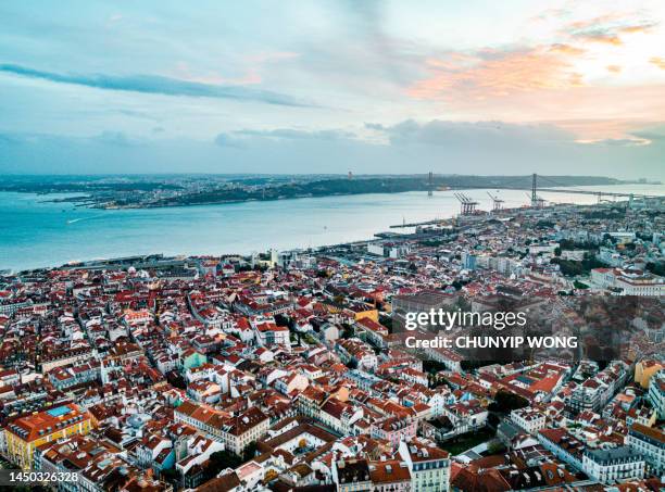 vista aérea paisaje urbano de lisboa en día nublado - renovación-urbana fotografías e imágenes de stock