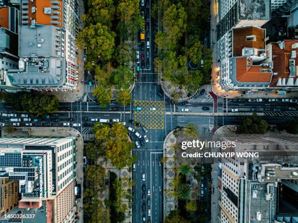 vista aérea de arriba hacia abajo de los automóviles que conducen a través de la intersección en lisboa - distrito central fotografías e imágenes de stock