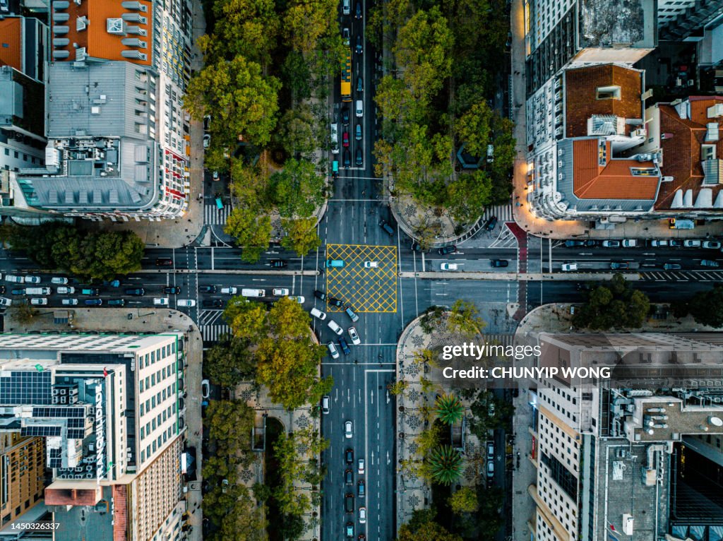リスボンの交差点を走行する車のトップダウン航空写真