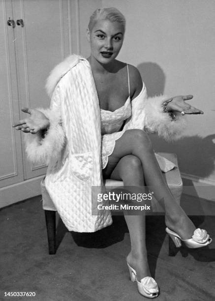American film actress Barbara Payton in her hotel room in London. 25th July 1952.