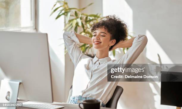 relájese, la computadora o el éxito de la mujer de negocios con una sonrisa para el objetivo de la empresa, el crecimiento del marketing o la estrategia publicitaria en la oficina. feliz o chica para cartera de negocios, mercado de valores o acuerdo crip - manos detrás de la cabeza fotografías e imágenes de stock