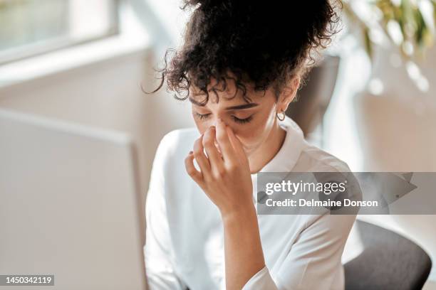 agotamiento, estrés y mujer de negocios en la oficina sintiendo dolor, agotamiento o migraña. dolor de cabeza, salud mental y ansiedad de una empleada cansada con exceso de trabajo, estresada y deprimida en el lugar de trabajo de la empresa. - burnout fotografías e imágenes de stock