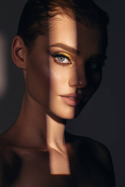 beautiful woman with bright make-up - mulher bonita imagens e fotografias de stock