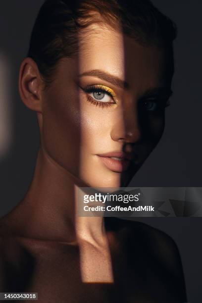 beautiful woman with bright make-up - model 個照片及圖片檔