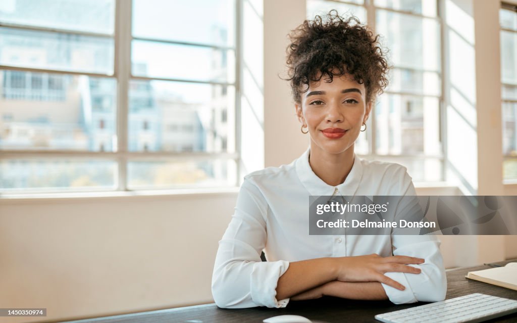 Femme noire, portrait et leadership au bureau pour la réflexion, la planification et la gestion sur fond de fenêtre. Visage, femme d’affaires et vision pour la planification, le démarrage et la carrière, l’objectif et l’innovation
