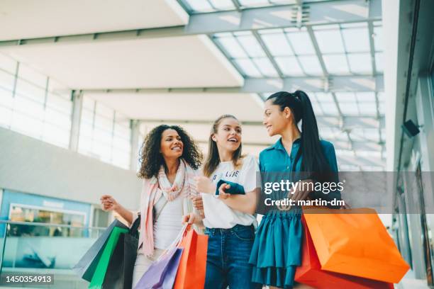 grupo de amigos en el centro comercial - shopping mall fotografías e imágenes de stock