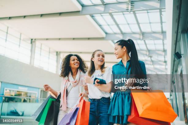 grupo de amigos na alameda de compra - shopping mall - fotografias e filmes do acervo