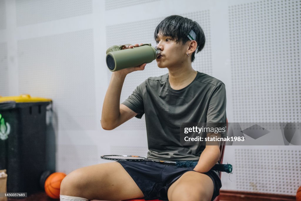 Atleta masculino discapacitado descansando después del ejercicio.