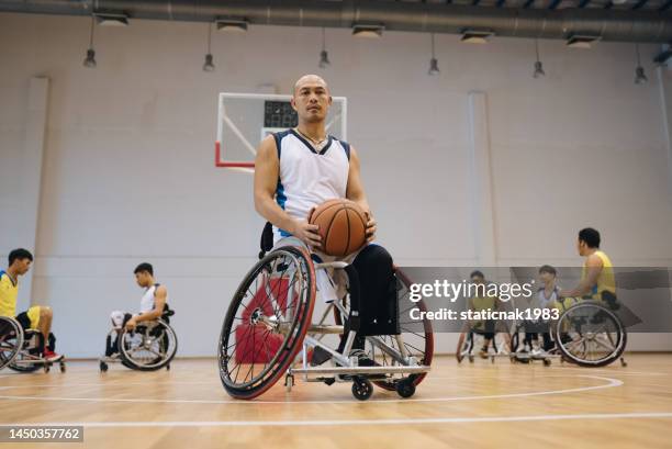 jugador de baloncesto en silla de ruedas tomando un tiro en el juego de práctica. - sports official fotografías e imágenes de stock