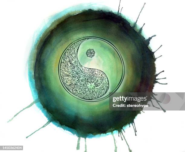 illustrazioni stock, clip art, cartoni animati e icone di tendenza di ying e yang sul verde - fu ying