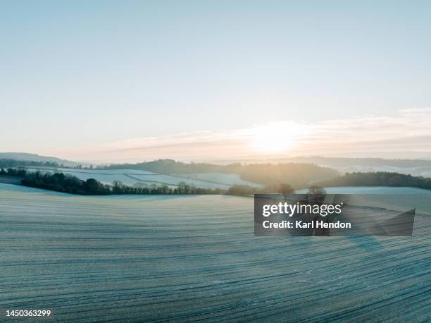 an aerial view of surrey hills at sunrise during heavy frost - west sussex stock-fotos und bilder