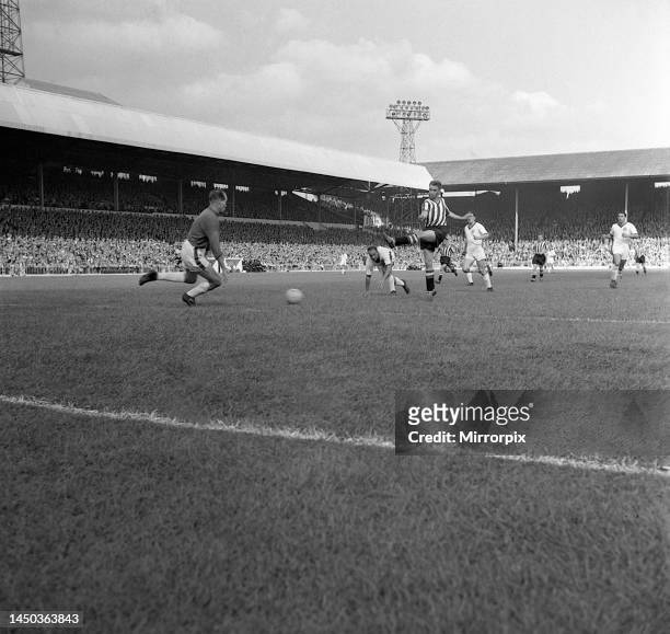 Sheffield United versus Liverpool in 1959. Liverpool's keeper Rudham saves from Hamilton. 5th September 1959.