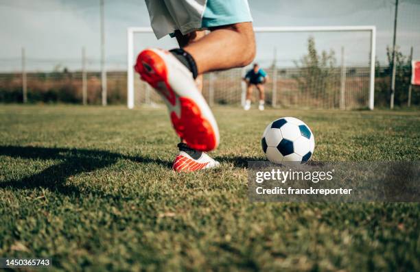 un footballeur argentin prêt pour le penalty - penalty photos et images de collection