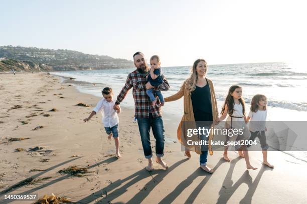 familia en la playa - petite latina fotografías e imágenes de stock