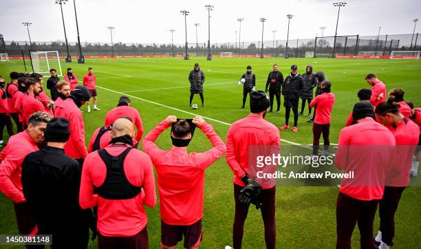 Jurgen Klopp manager of Liverpool talking with his team during a training session at AXA Training Centre on December 19, 2022 in Kirkby, England.