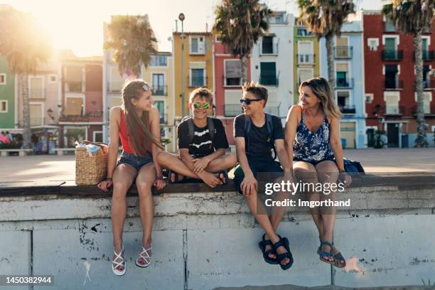 mutter und jugendliche besichtigen die charmante altstadt von villajoyosa - spanish boy stock-fotos und bilder