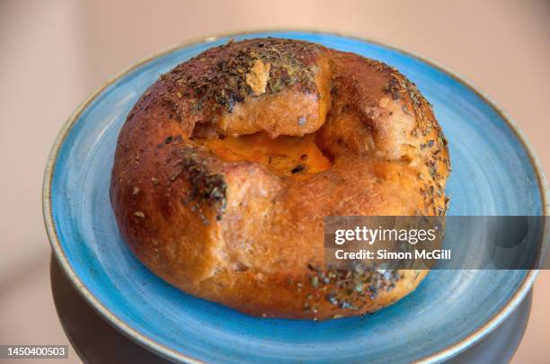 pan de ajo con queso cheddar y especias (garlic bread with cheddar cheese and herbs) on a plate - especias stock pictures, royalty-free photos & images