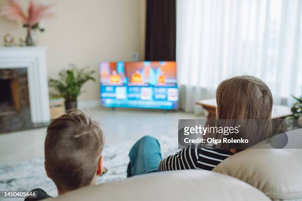 video streaming service at home. mother and son watching tv movies online, relaxing on weekends - apple tv - fotografias e filmes do acervo